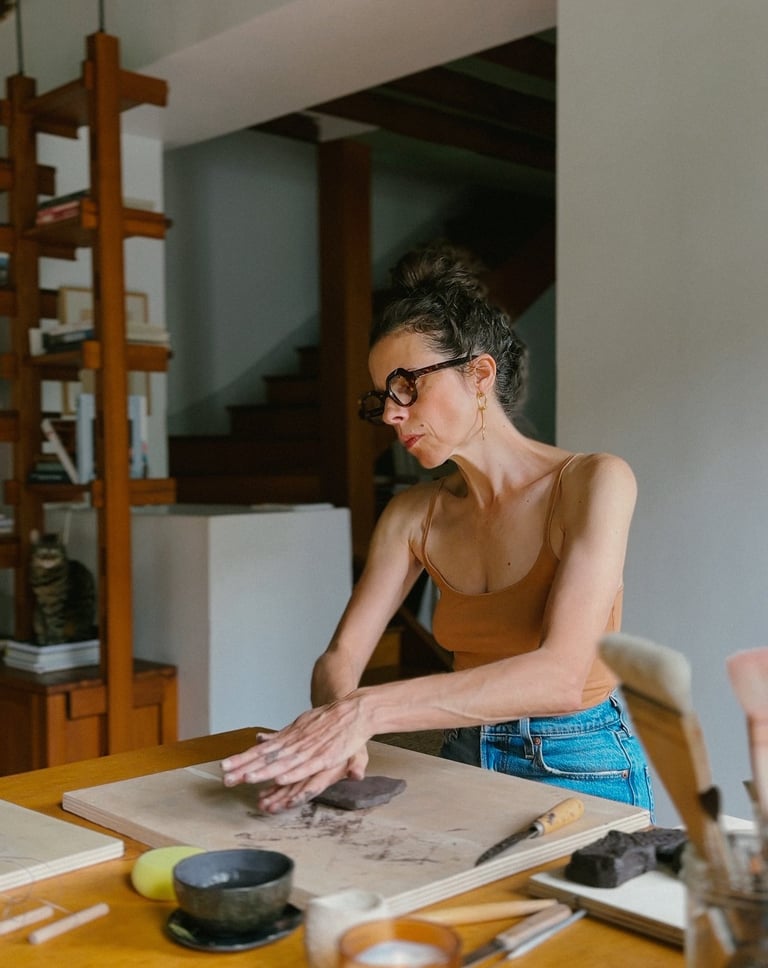 L'artiste céramiste Sabine Segura modèle une sculpture en grès noir dans son atelier