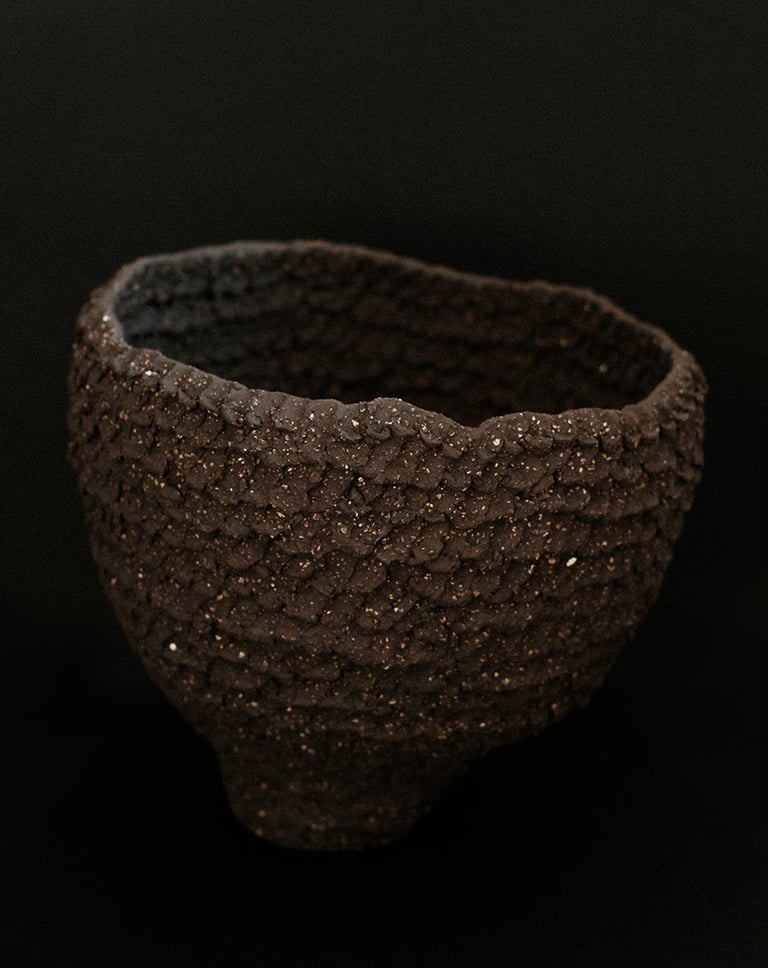 Vase sur pied sculptural en grès noir modelé intégralement à la main
