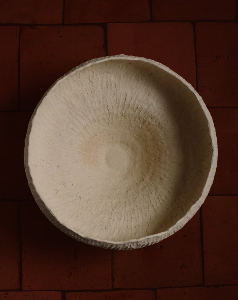 Vue plongeante d'une coupe sculpturale intégralement modelée à la main