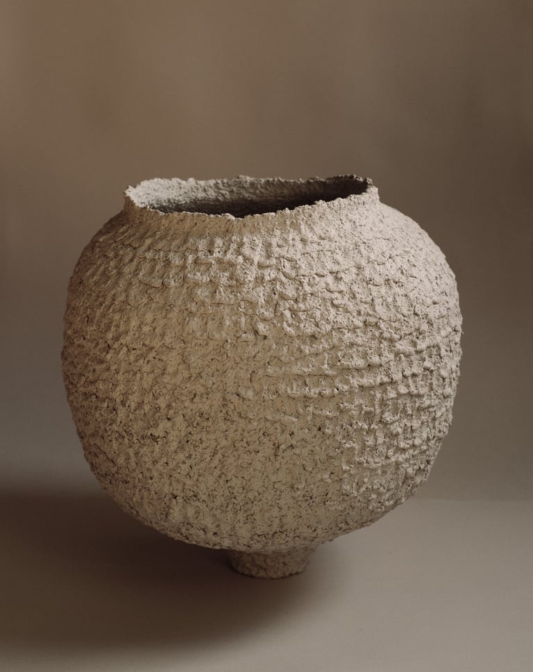 Vase sur pied sculptural en grès blanc brut modelé artisanalement par Sabine Segura