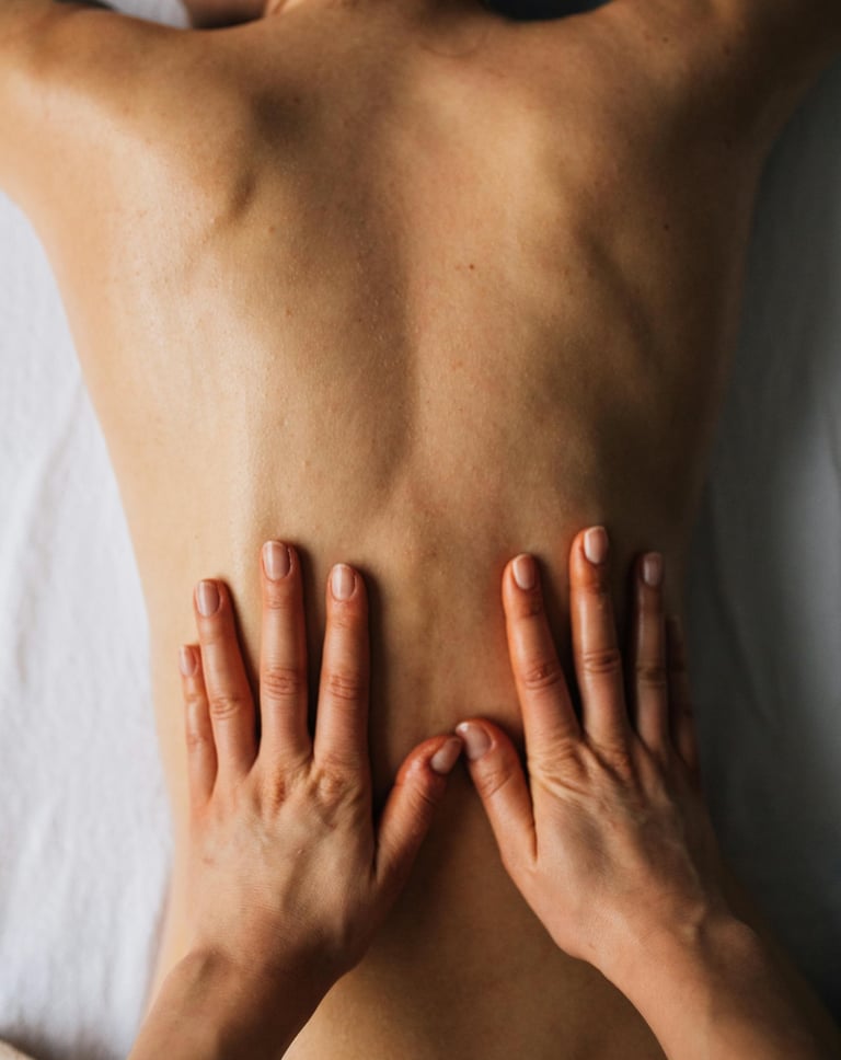 Massage du dos aux huiles, pression douce et enveloppante