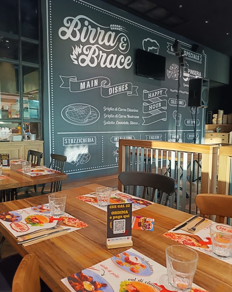 Interni del Birra & Brace con parete illustrata dedicata alle specialità del locale.