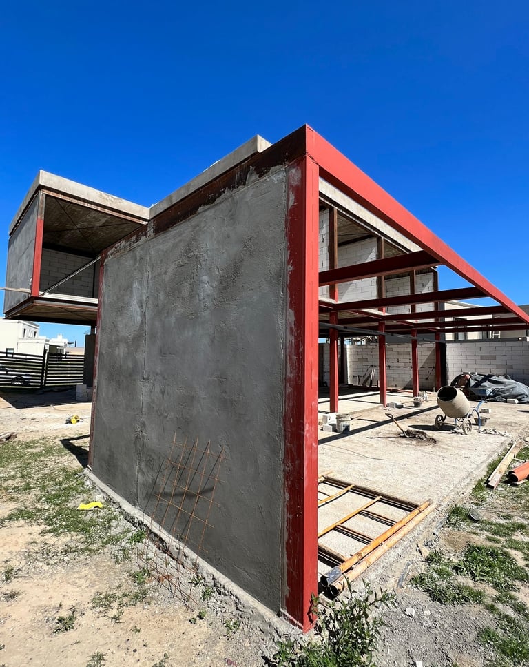 una estructura de hormigón con un techo rojo y un techo rojo