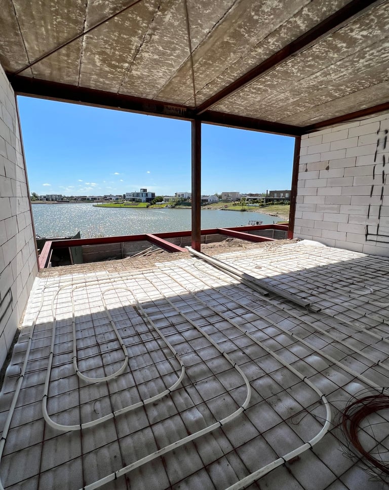 Una habitación grande con sistema de calefacción por suelo radiante.