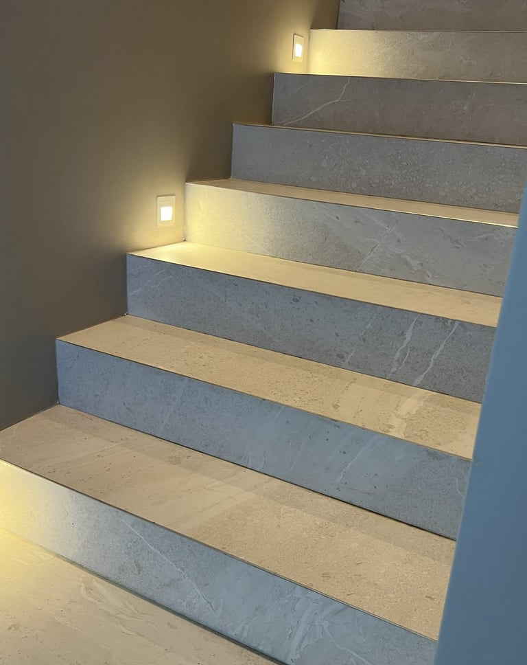 Una caja de escalera con una luz en los escalones.