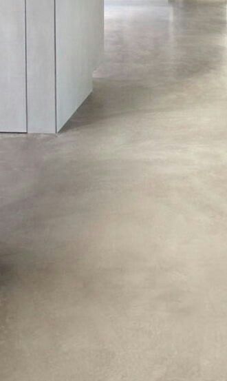 Sol en béton ciré lissé beige clair dans une cuisine moderne