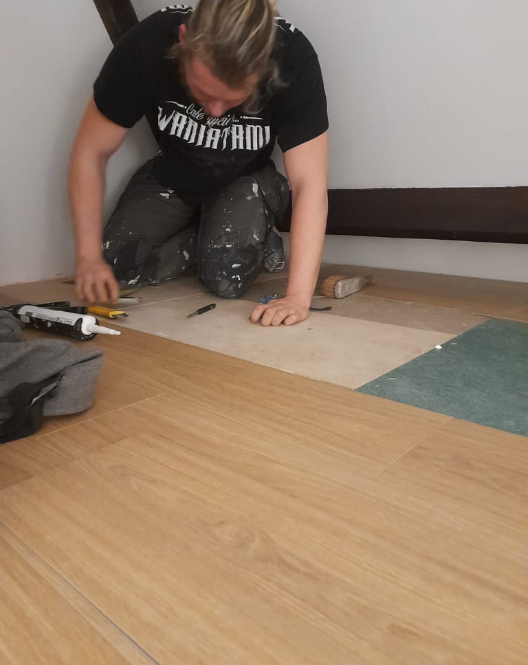 Pose de sol stratifié avec sous-couche isolante et finitions de découpe manuelle