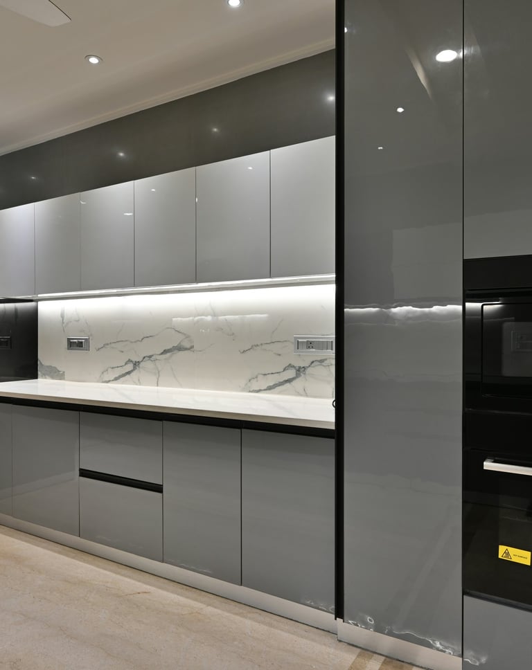 Cuisine moderne installée sur mesure avec crédence effet marbre et mobilier laqué gris