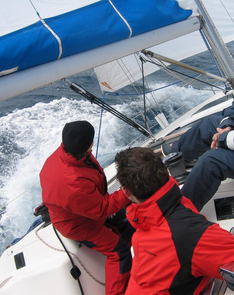 Männer am Segeln
