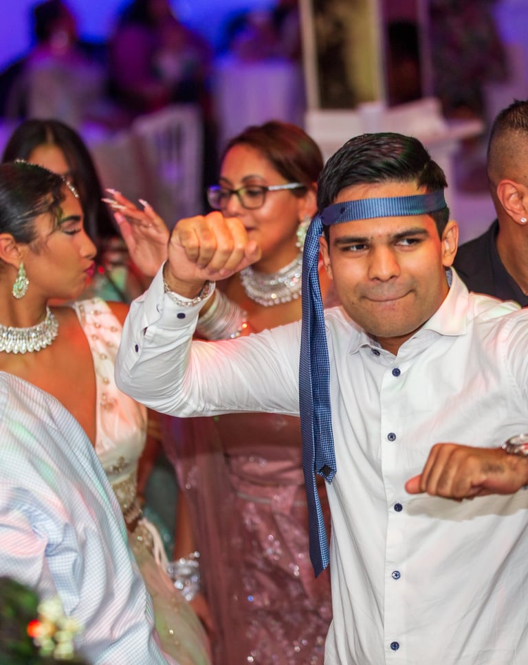 man aan het dansen met een stropdas om het hoofd