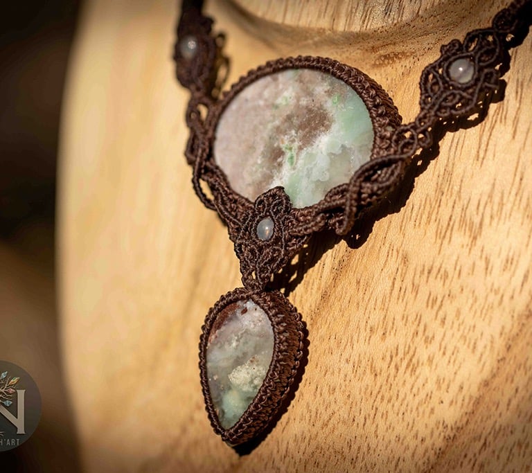collier micromacramé, pierre de couleur verte, aquaprase, fil marron Linhasita, artisanat français, fait main
