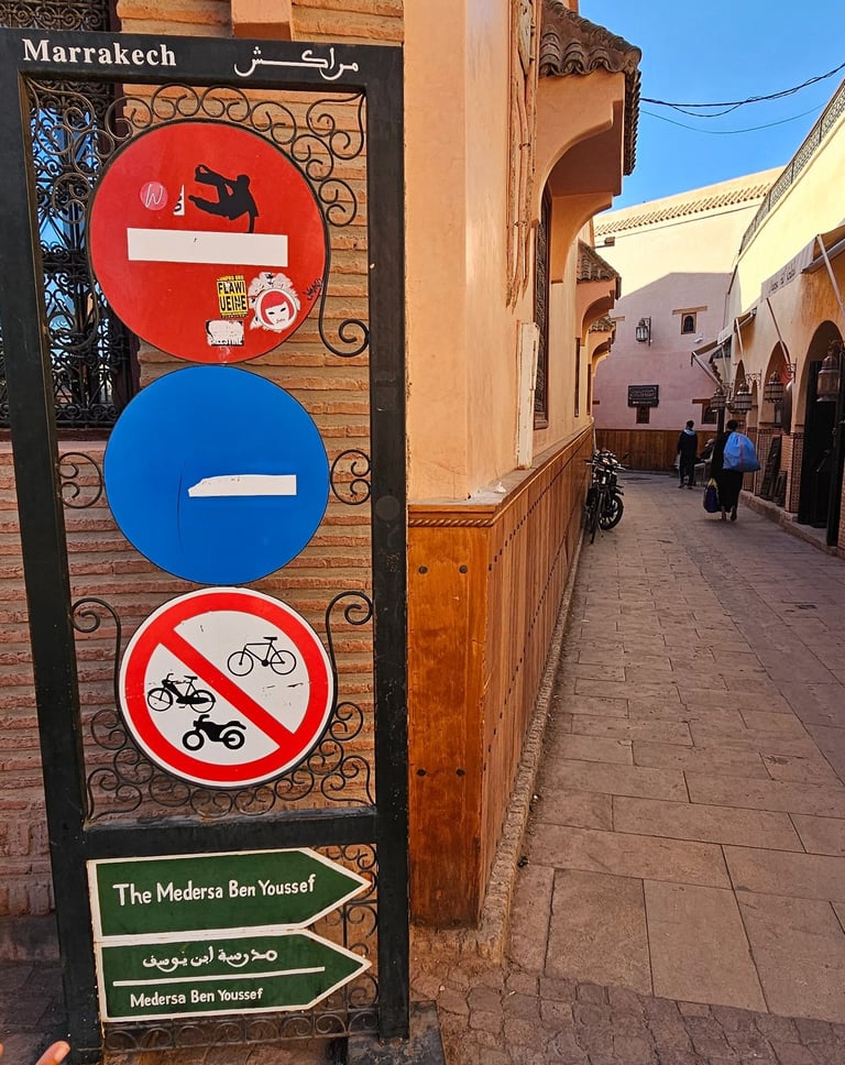 Détournement de panneaux de signalisation représentant un homme faisant du parkour sur un sens inter