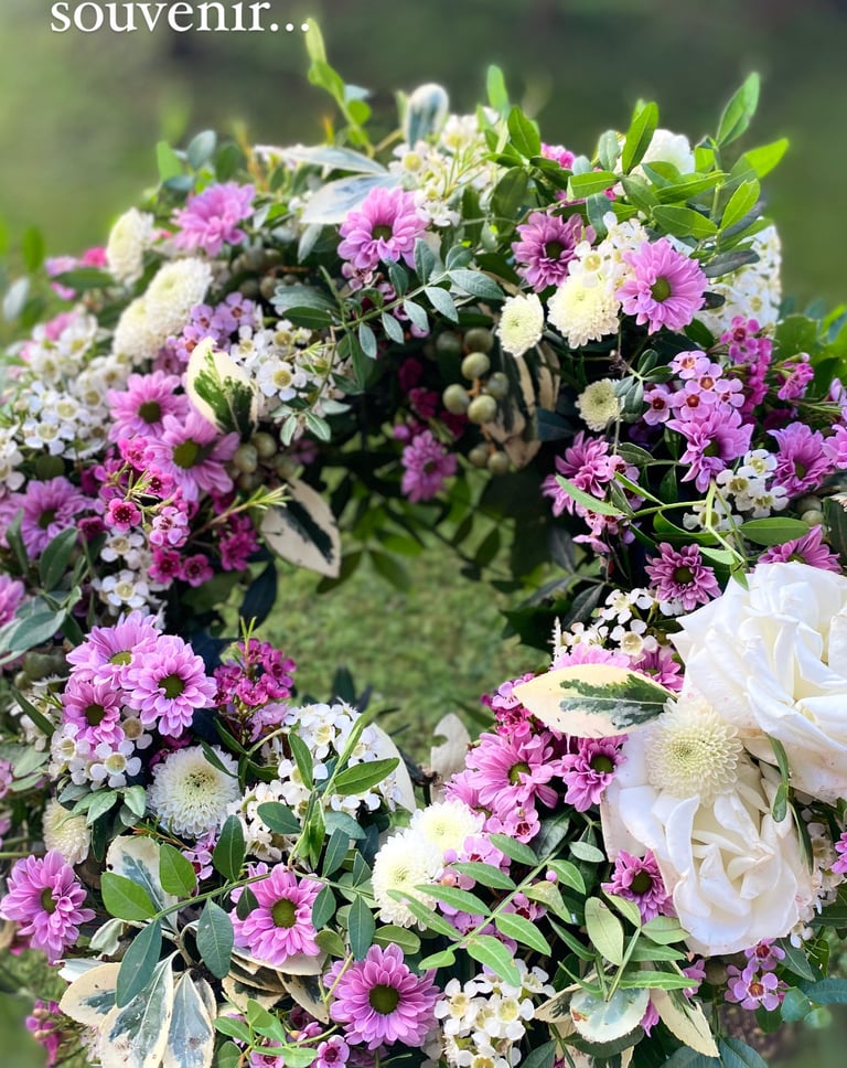 couronne de fleurs fraiches avec fleurs de cire et roses