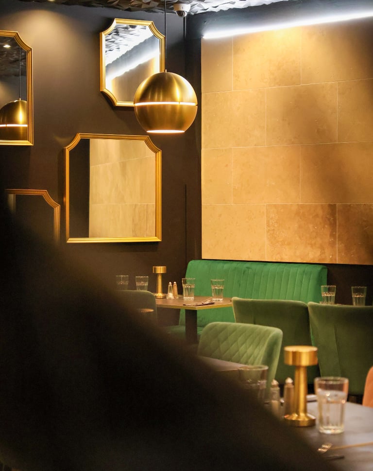 Salle conviviale du restaurant La Parisienne à Nîmes pensée pour le confort des clients