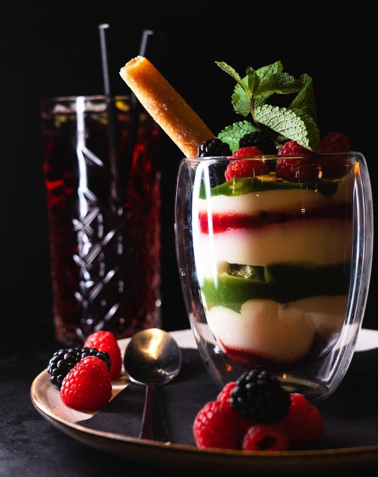 Dessert gourmand maison aux fruits rouges servi au restaurant La Parisienne à Nîmes