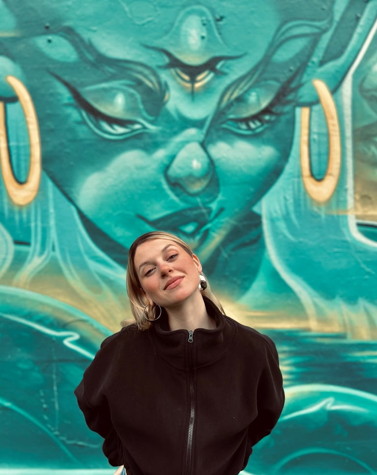 Ona Salvador, ilustradora y muralista creando arte urbano