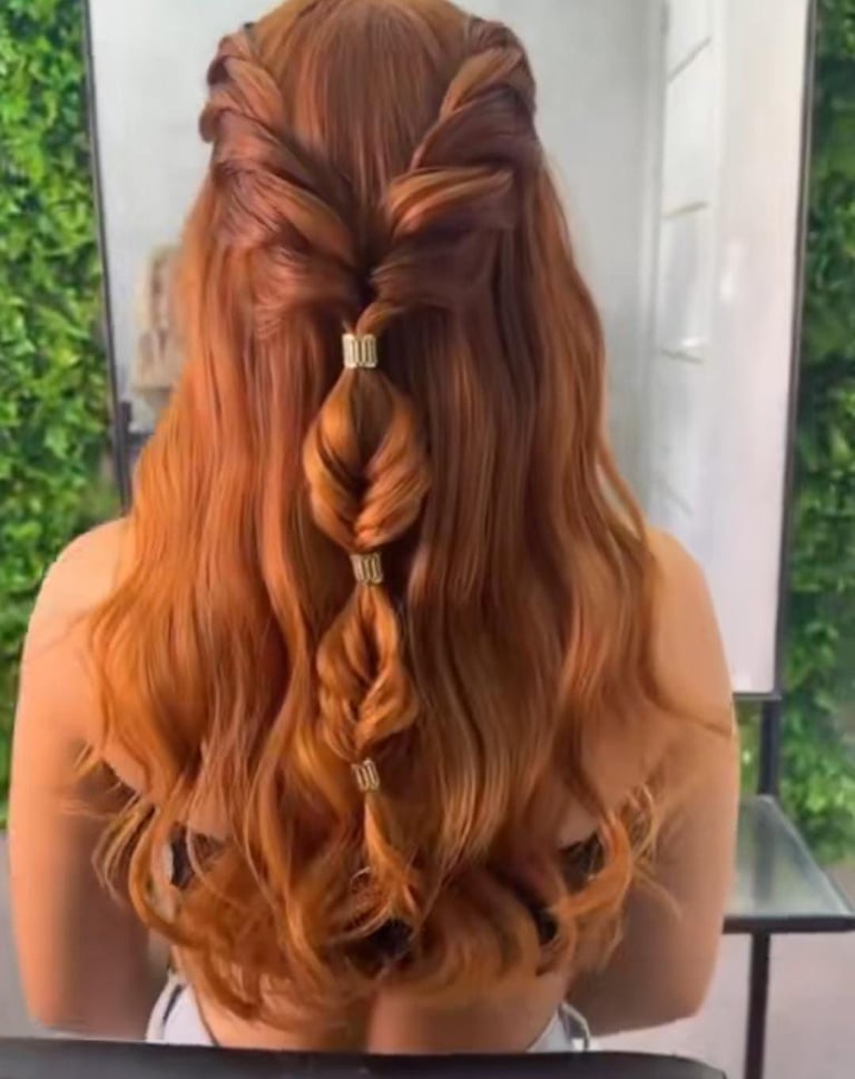 Peinado elegante medio recogido en tono cobre jengibre con trenzas torcidas y aros dorados para el c