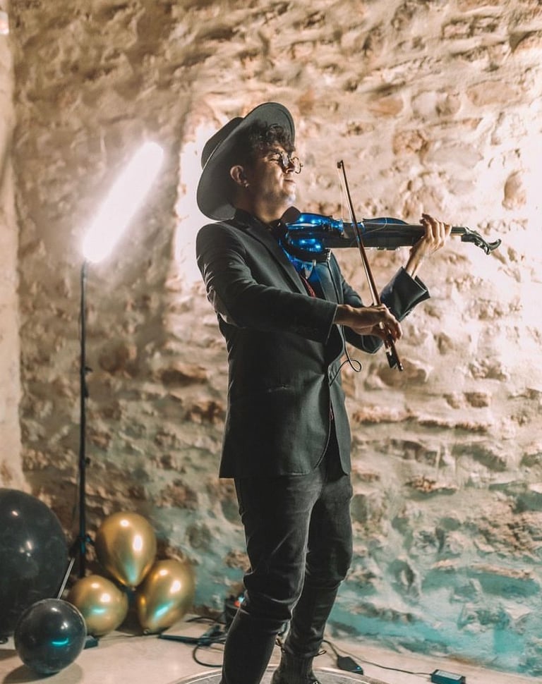Show de violín eléctrico de Mauro Ruiz para eventos y fiestas premium en Valencia y España.
