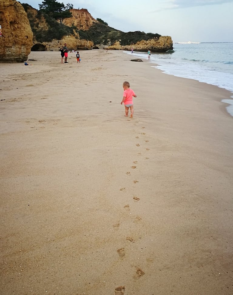 klein jongetje wat heerlijk op een portugees strand loopt bij Albufeira