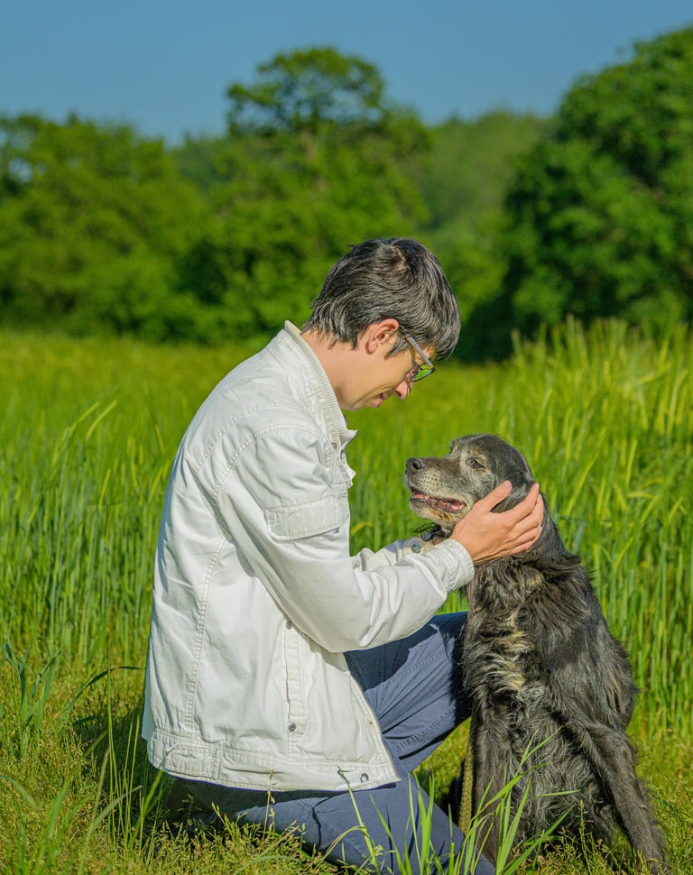 Maitre avec son chien qui le reagrde tendrement