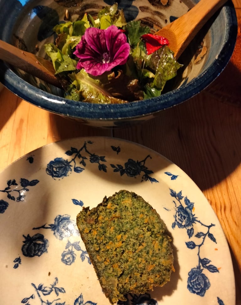 Salade sauvage et cake à l'ortie