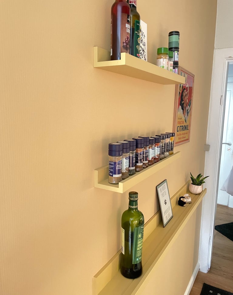 boligindretning med farver I Gul tapet væg i køkkenet