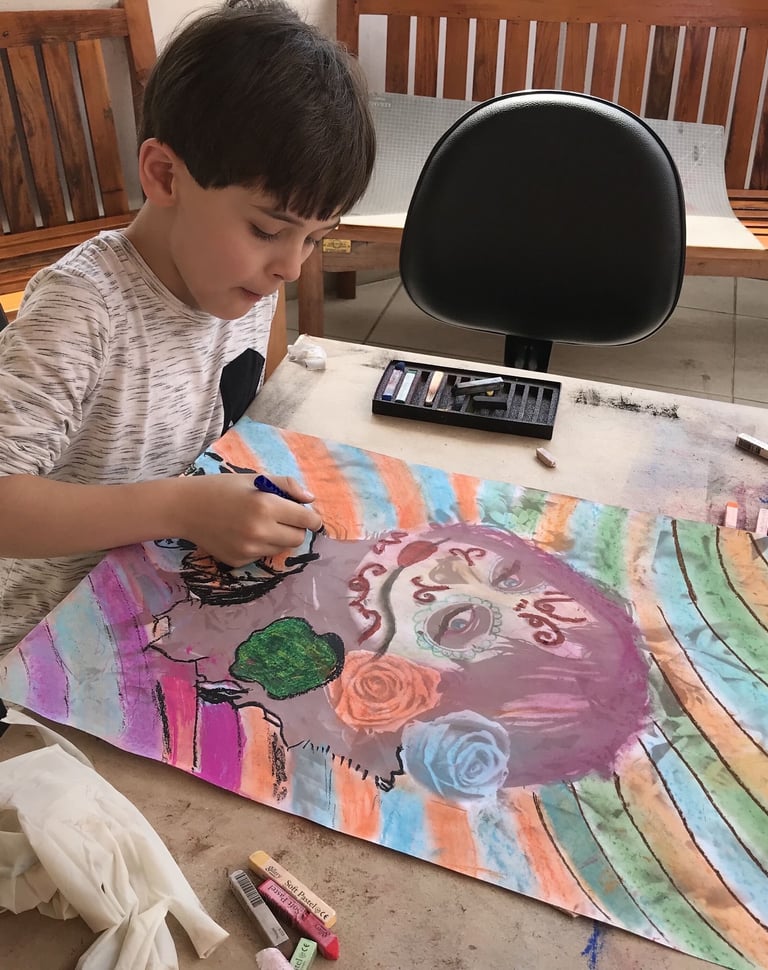 Crianças explorando cores em atividade de pintura artística.