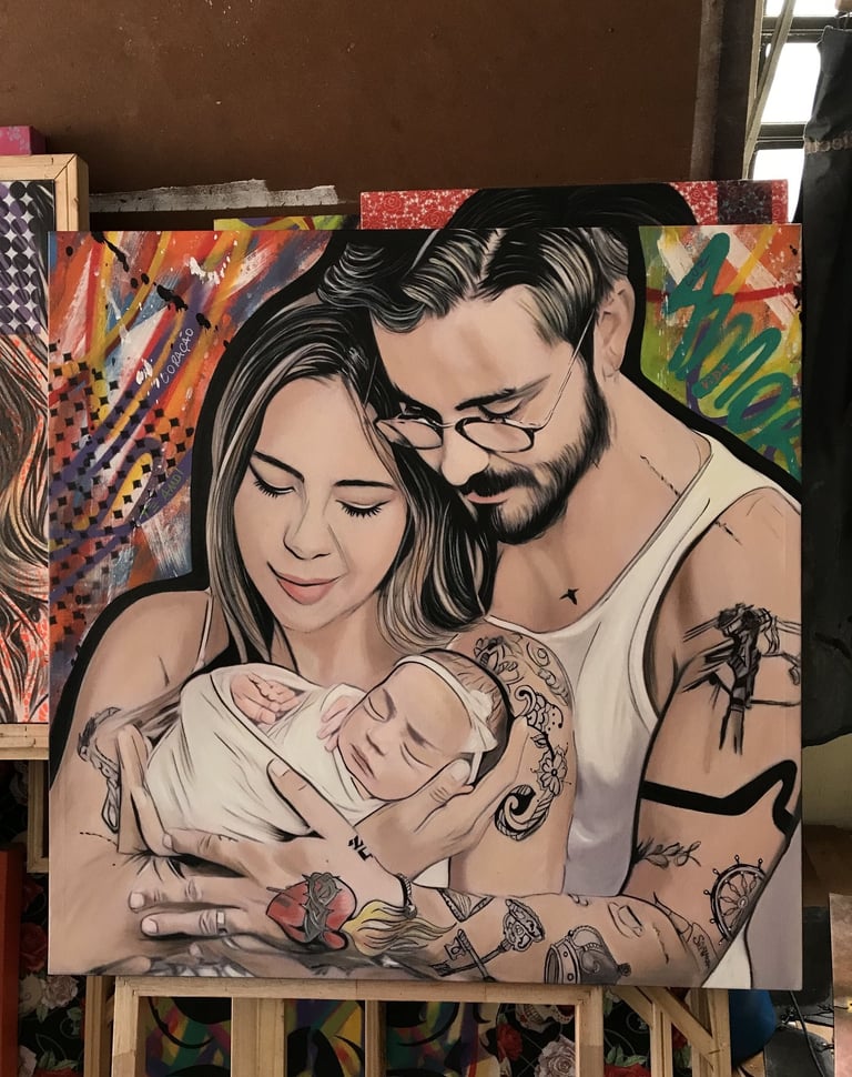 Casal sorrindo em obra de arte personalizada.