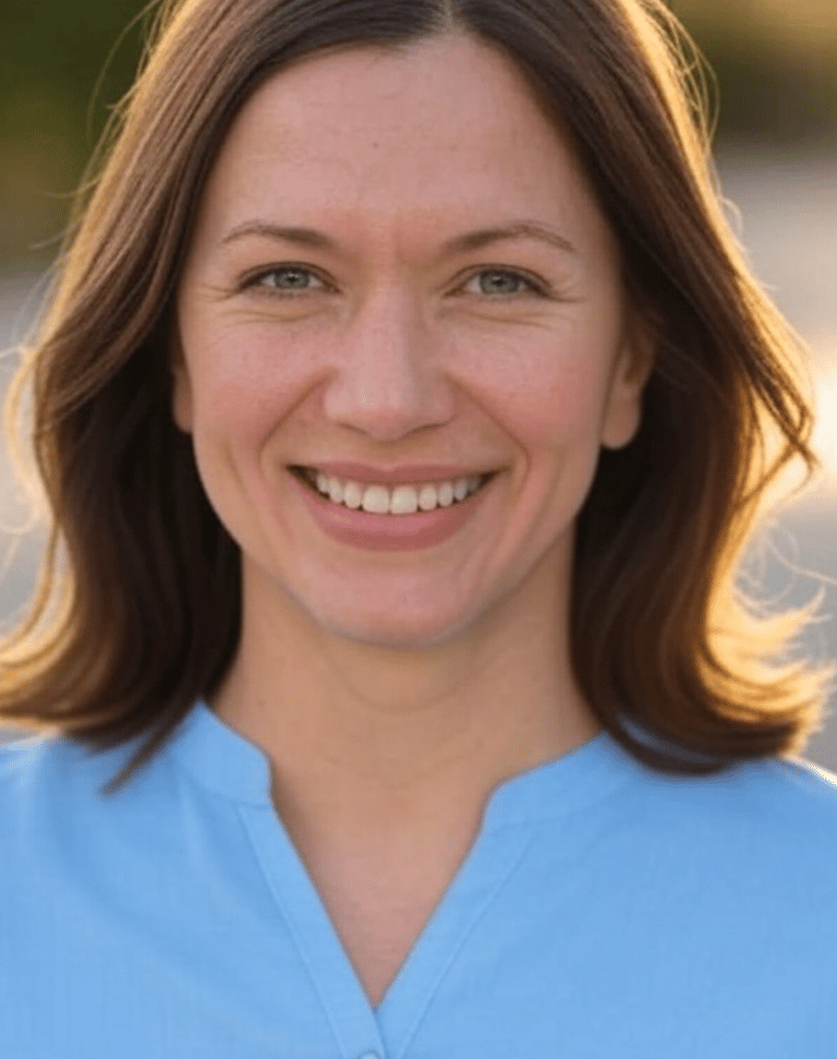 Femme qui sourie pour la journée mondiale du sourire