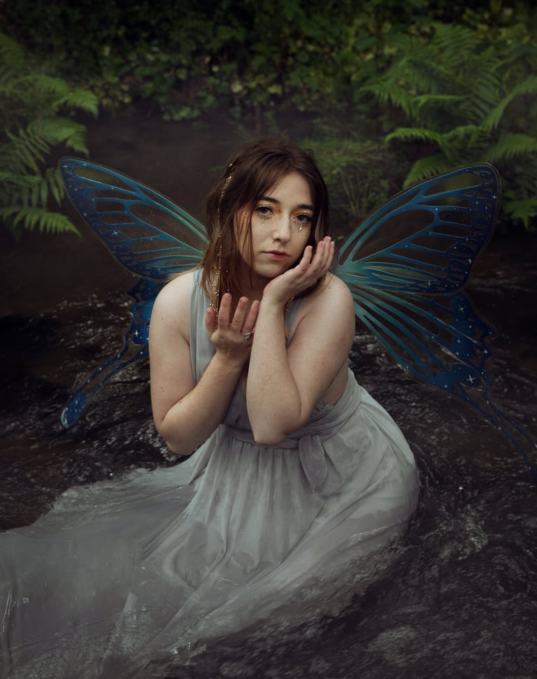 Photo féerique d'une femme avec des ailes de fée dans l'eau d'une rivière