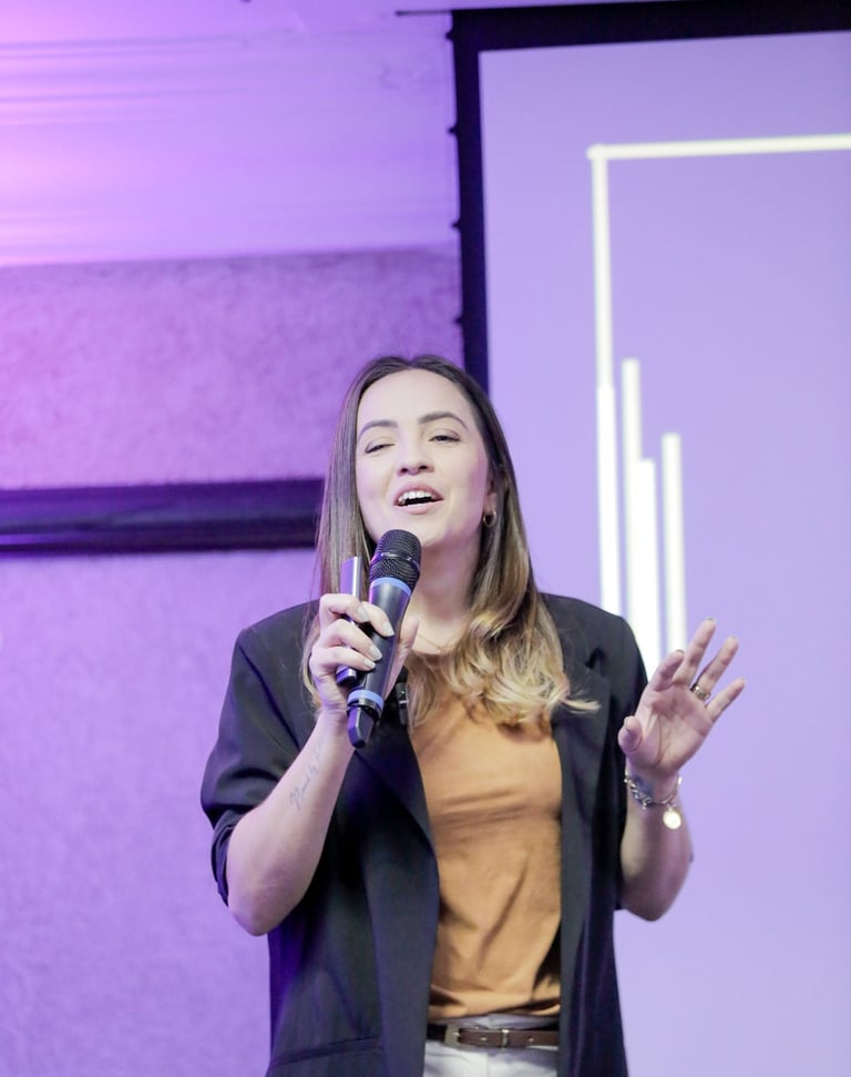 uma mulher em uma jaqueta preta e um microfone