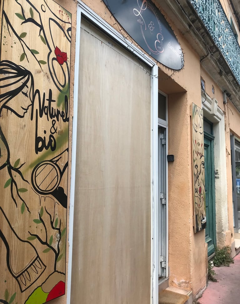 mise en sécurité par un colmatage bois d'une vitrine cassée