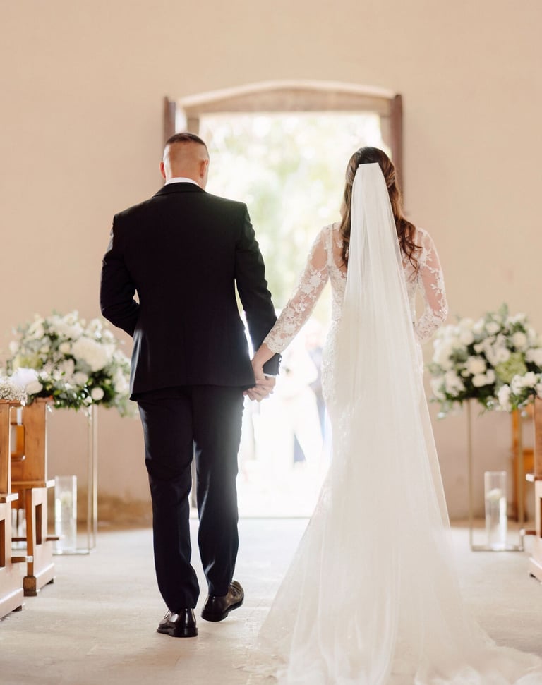 Sposi che percorrono la navata, matrimonio in Abruzzo