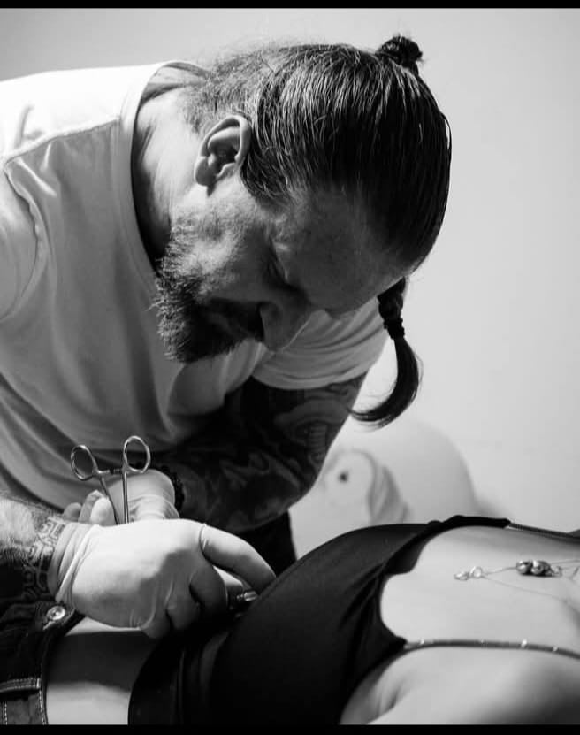 piercing au ventre d'une femme 
