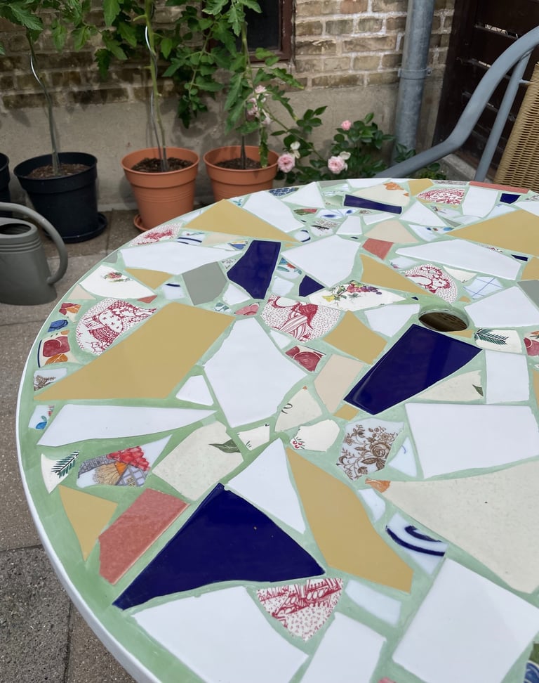 Boligindretning med farver I Mosaik havebord, diy