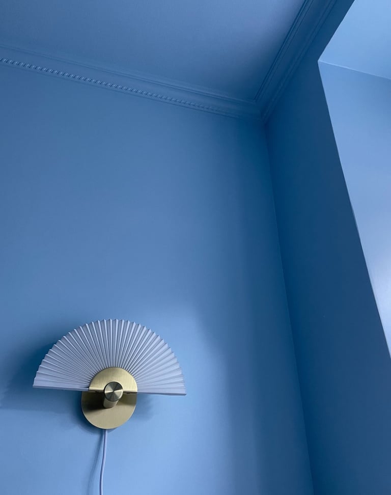 Boligindretning med farver I Blå vægge med stuk og plisseret væglampe