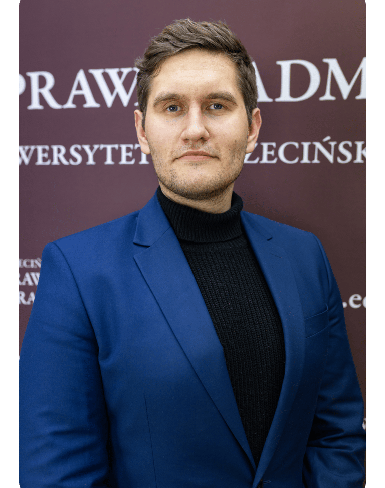 Adwokat od spraw karnych w Szczecinie podczas pracy w kancelarii.