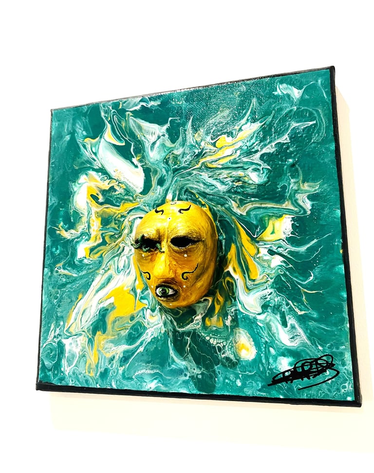 une sculpture sans yeux avec un oeil dans la bouche qui émerge d'une toile verte vu de côtés