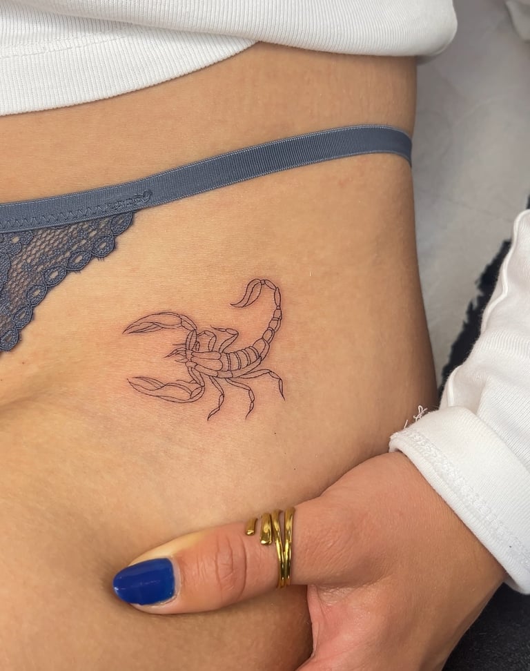Fineline Tattoo eines Skorpions, das von Melina in Potsdam gestochen wurde.