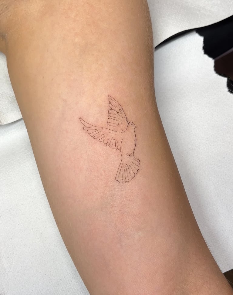 extra feines fineline Tattoo eines Vogels, das Melina in Potsdam gestochen hat.