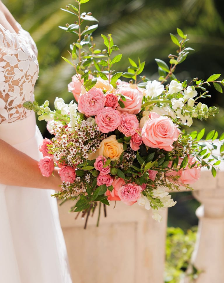 bouquet de fleurs tons roses et blanc