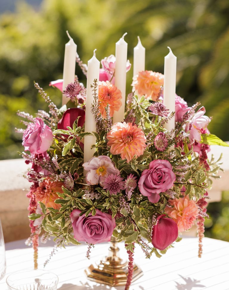 chandelier décoré avec des fleurs et feuillage