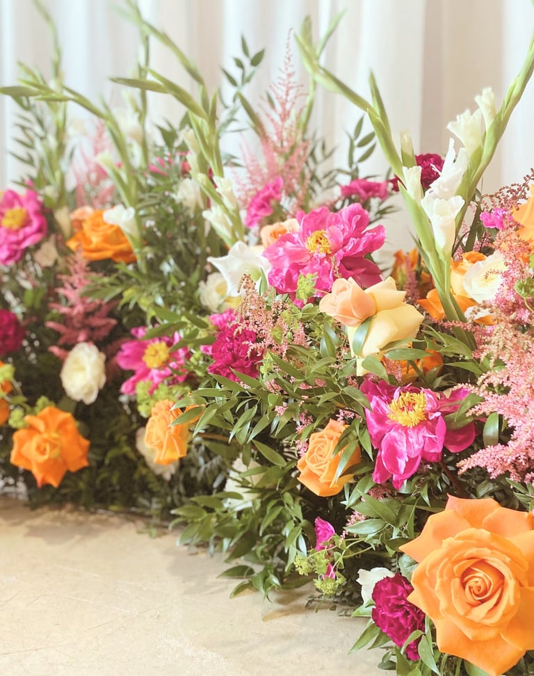 Arche au sol fleurie avec des teintes vives