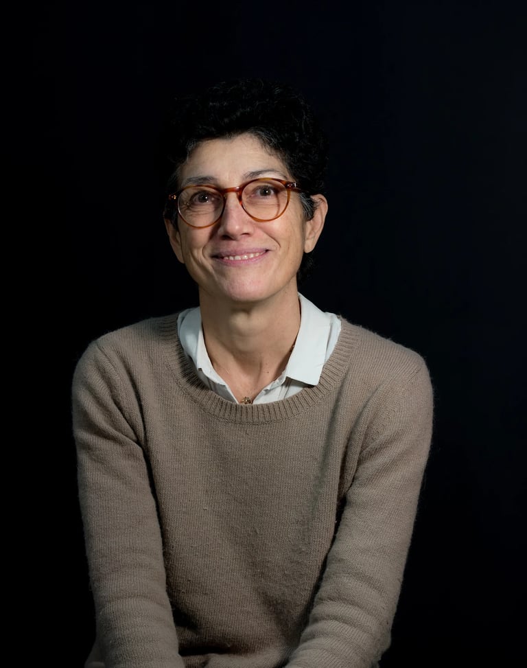 Portrait en couleurs de Véronique Ribera, auteure et correctrice.