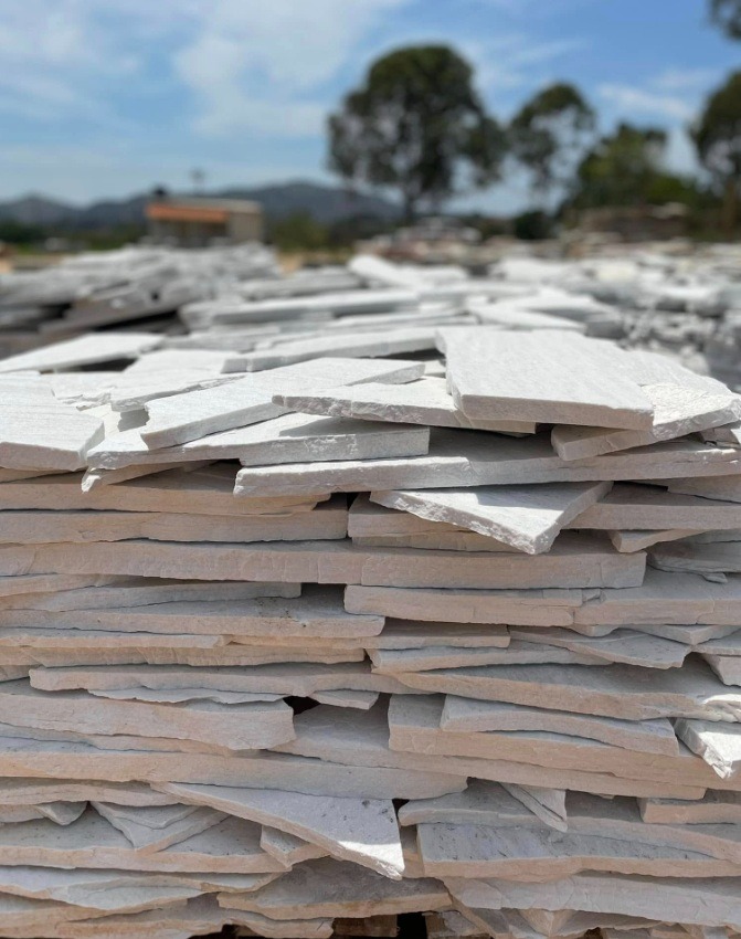 pedra são tomé caco branco direto da pedreira jazida própria no palet. caco rústico área externa