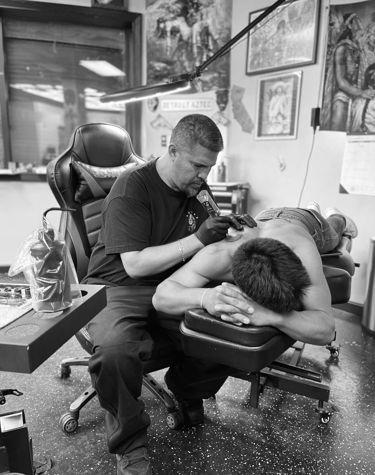 Artista Cruz Castellanos Detroit Aztec Tattoo Leon Guanajuato