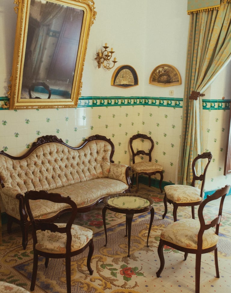 Interior de época con sillones y mesa en Andalucía