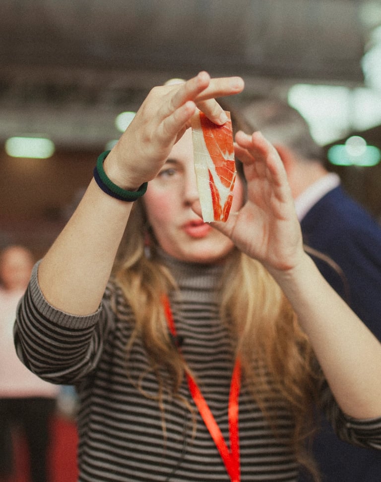 Mara de Miguel haciendo un análisis profesional del jamón ibérico