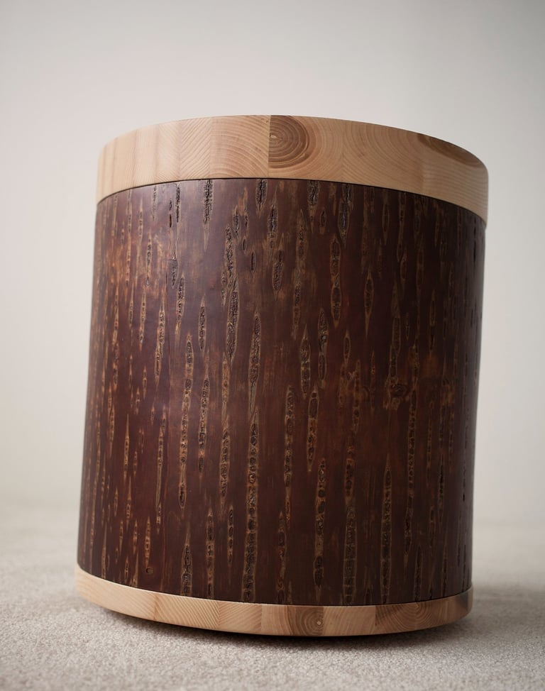 tabouret culbuto en frêne et placage d'écorce de merisier