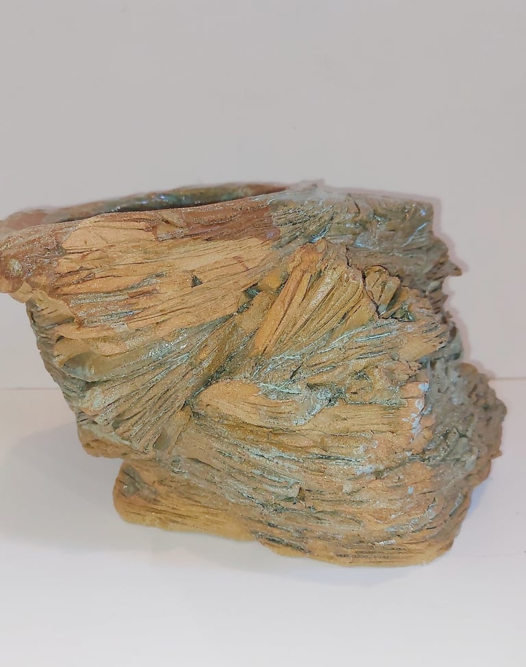 Estelle Del céramiste Sculpture en grès roux superposition de plaques déformées par compression